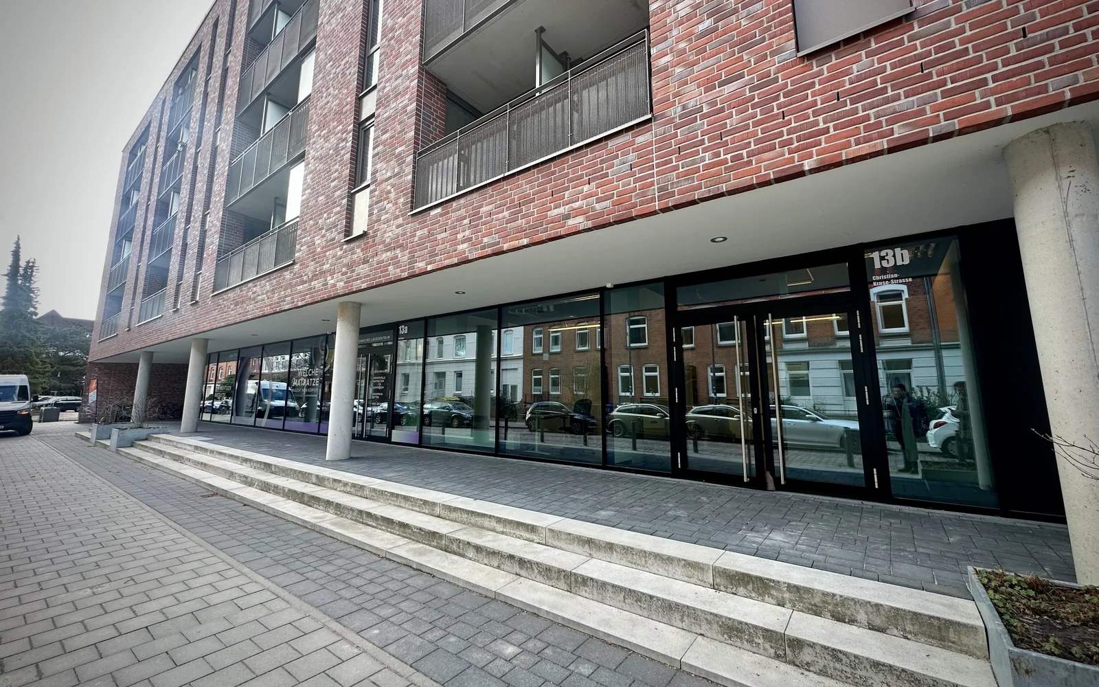 Backsteingebäude Christian-Kruse-Straße 13b in Kiel-Ravensberg mit der Fensterfront unseres Büros im Erdgeschoss